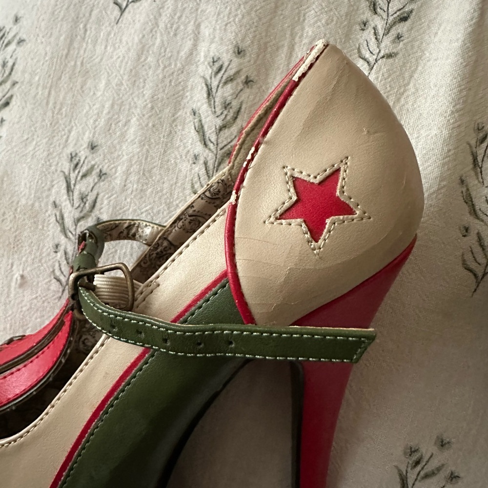 Bordello Military Retro Pinup Heels with Star Detail - Picture 3 of 7